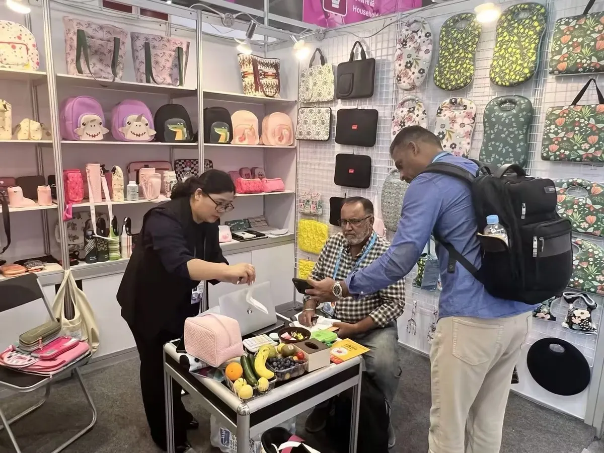 HappySport sample discussion with overseas buyer at trade fair